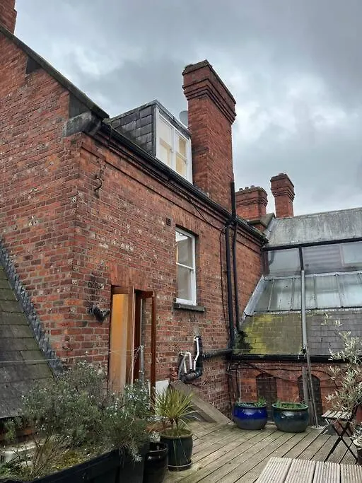 Charming City Townhouse Dublin 0*,